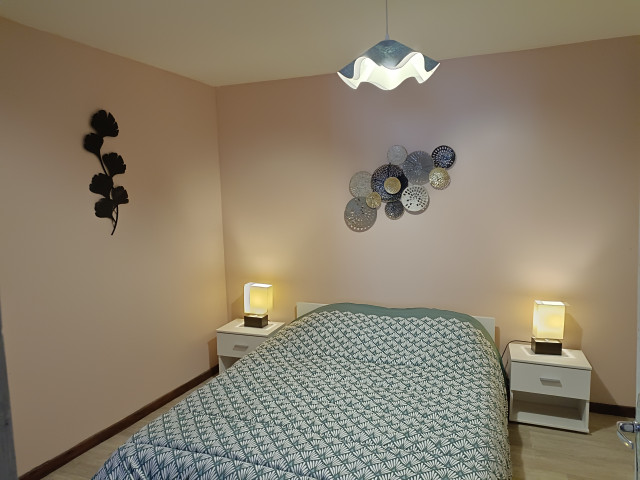 chambre 1 chambre avec fenêtre et placard de rangement