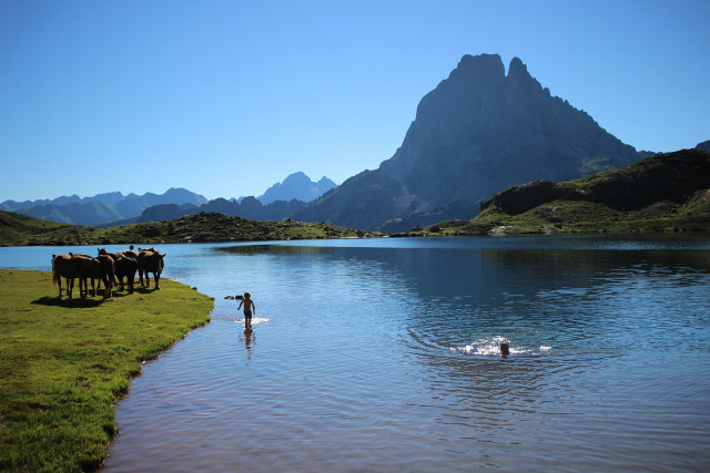 Lac-Ayous-Ossau-baigneurs©Kindabreak.com