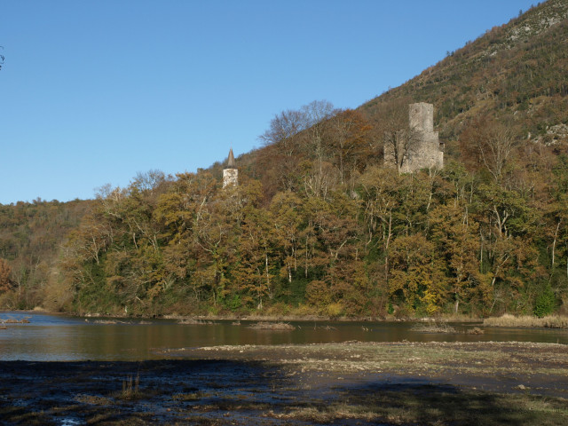 Vue sur le lac, l'église et le donjon de Castet