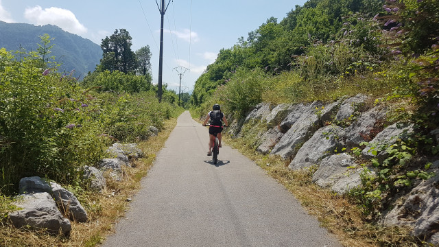 Tour-Ossau-056-piste-cyclable-apres-Louvie