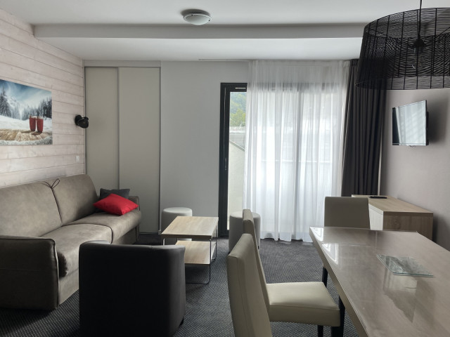 _lv_images__lot_0000000111_03_354516