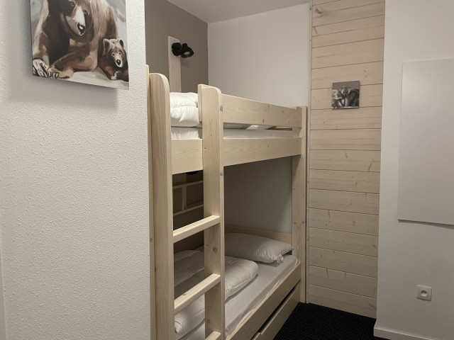 _lv_images__lot_0000000121_08_330076