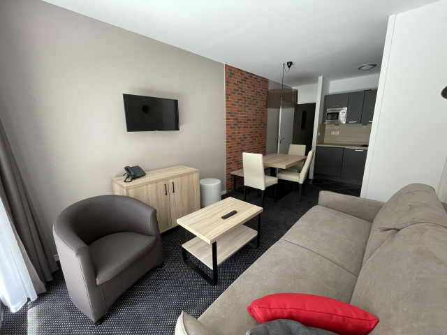 _lv_images__lot_0000000128_02_350471