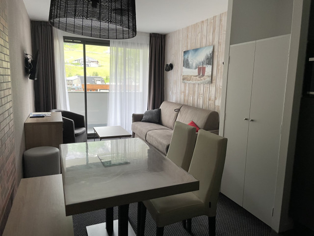 _lv_images__lot_0000000131_02_354706