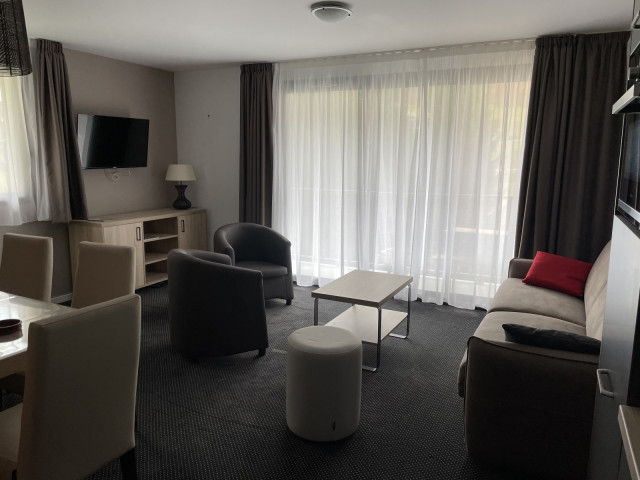 _lv_images__lot_0000000143_03_320193