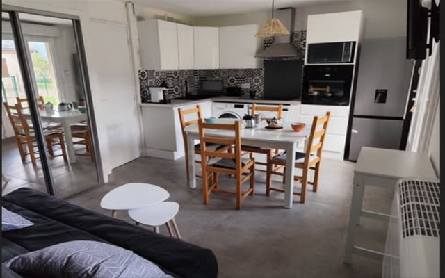 cuisine bien equipée  lave vaisselle lave linge grand combiné frigo congelateur