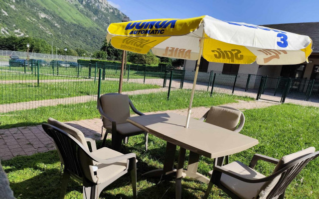 petit jardinet cloturé ferme par un portillon  donnant acces a la piscine