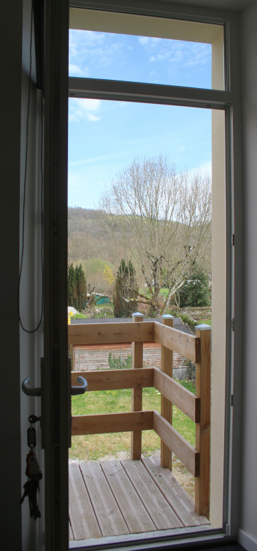 Vue depuis la porte d'entrée / gîte du canal