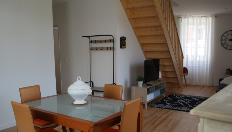 Coin repas et salon / gîte du canal