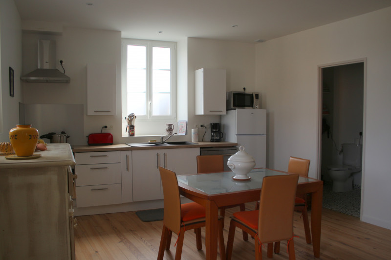 Coin repas et cuisine ouverte / gîte du canal