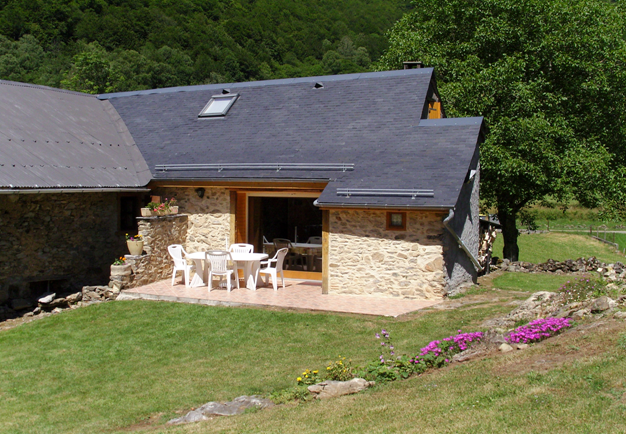 Extérieur avec sa terrasse Salon de jardin, parasol