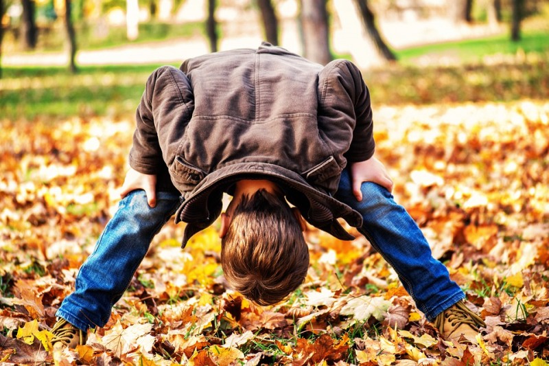 enfant-automne-pexels-5112
